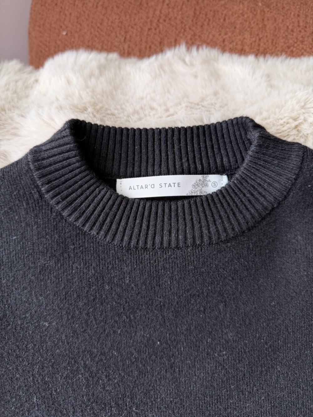 Black Crewneck crop top - Picture 2 of 2